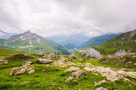 以湖为背景的落基山风景图片