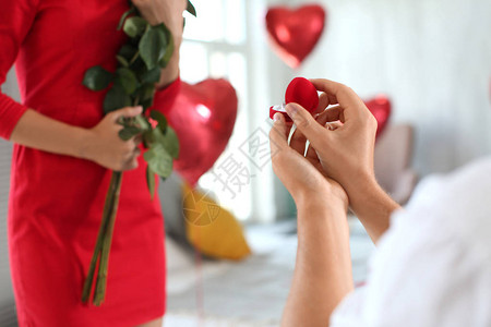 年轻男人向心爱的人求婚在家里用漂亮的图片