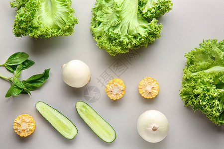 光背景和不同蔬菜的平面成份以浅背景图片
