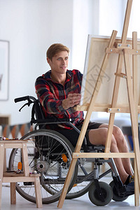 家里坐在轮椅绘画照片中图片