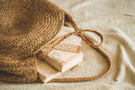 白色温暖毯子上的旧书和古老的草袋夏日女沙袋棕色手图片