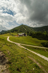 在山地景观中绿草坪和远图片