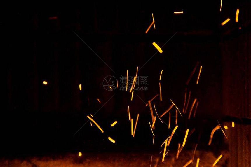黑色壁炉附近空气中的火花图片
