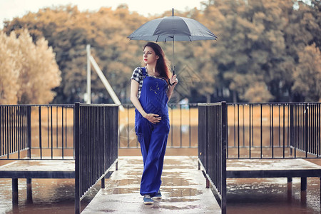 秋天的小女孩在多雨的天气里图片