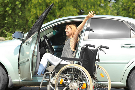 快乐的残疾妇女坐在驾图片