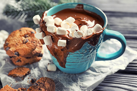 一杯热巧克力和木桌上的棉花糖图片