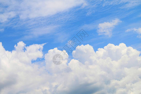 美丽的蓝天空有云底背景夏图片
