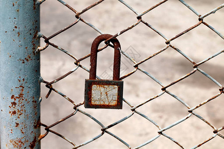 金属栅栏上的旧钥匙锁图片