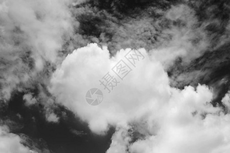 天空中的情人节心形云彩图片