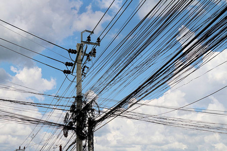 在泰国路边天上行走街道的电能线图片