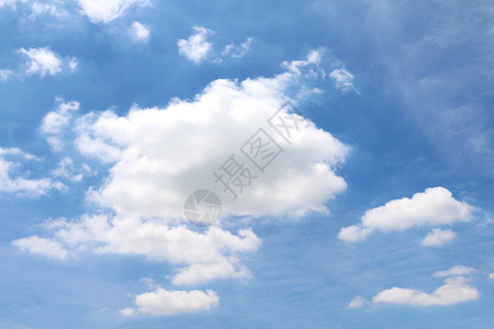 天空晴朗的天空软的云彩天蓝色背图片