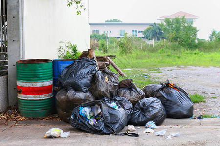 Bin垃圾Bin袋黑垃圾和在3R街上自家办公室围栏图片