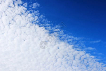 卷云的边界在明亮的蓝天图片