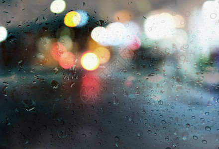 雨季背景下路边雨季的雨滴和浅图片