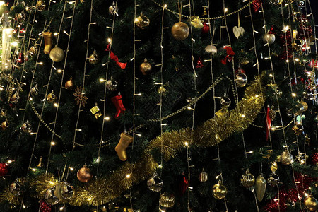 与夜灯的圣诞树装饰背景图片