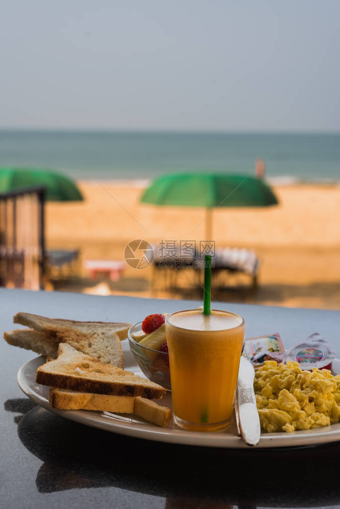 早上在海滩上吃炒鸡蛋早餐图片