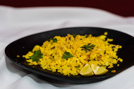 使用米片充气大米的印度西部传统早餐图片