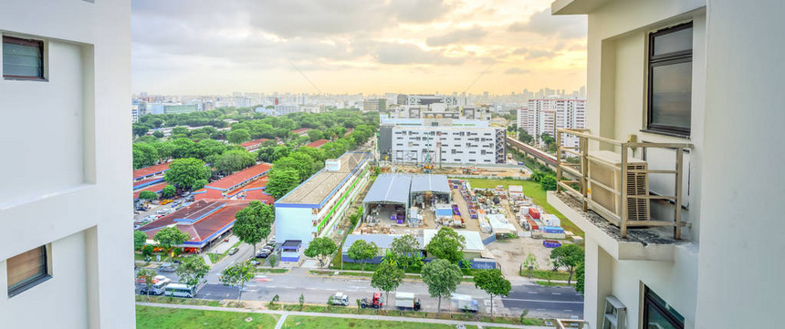 新加坡尤诺斯已完工的组屋综合大楼附近的全景鸟瞰建筑工地基础工业仓库和建筑材料脚手架围栏的地面工图片