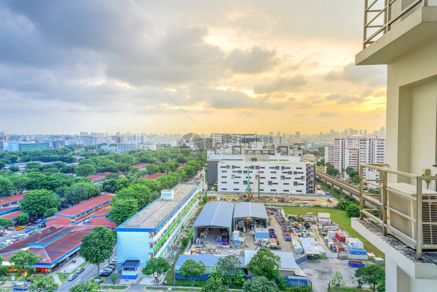 新加坡友诺士完工组屋综合大楼附近的鸟瞰建筑工地基础工业仓库和建筑材料脚手架围栏的地面工图片