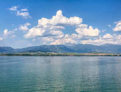 夏季湖和山丘阳光明媚的日夏背景图片