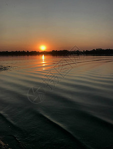 美丽的夏日黎明在河流上夏季背图片