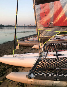 夏日早晨在河上夏日背景自然风格的帆船上图片