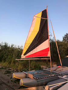 夏日早晨在河上夏日背景自然风格的帆船上图片