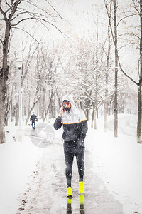 男子在雪地公园户图片