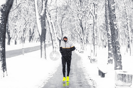 男子在雪地公园户图片