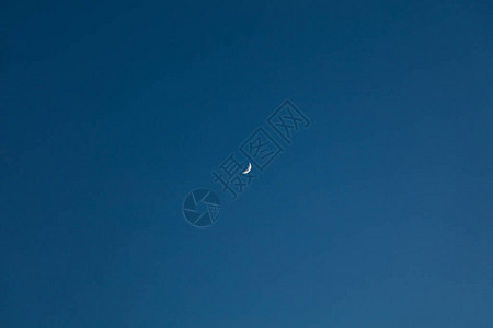 深蓝色背景上的月亮背景图片