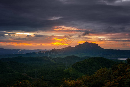 泰国兰邦Lampang市MeeMoh山地景观美丽的日落天空图片
