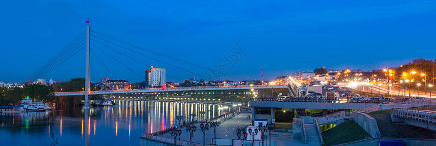 日落后过河的人行天桥秋明情人桥在日落后过河游览夜晚的城市灯火通背景图片