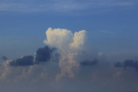 天空中聚集着白云图片