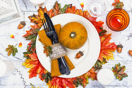 万圣节或感恩节日餐桌以黑色白色和橙色的颜色设图片