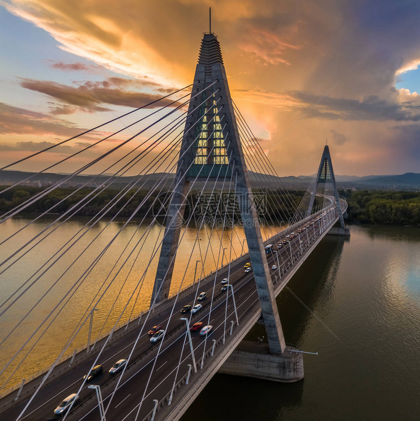 Megyeri桥在日落时跨多瑙河图片