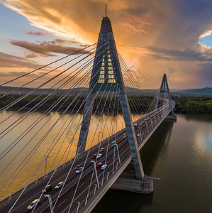 Megyeri桥在日落时跨多瑙河图片