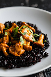 健康的烤香菇配黑米图片