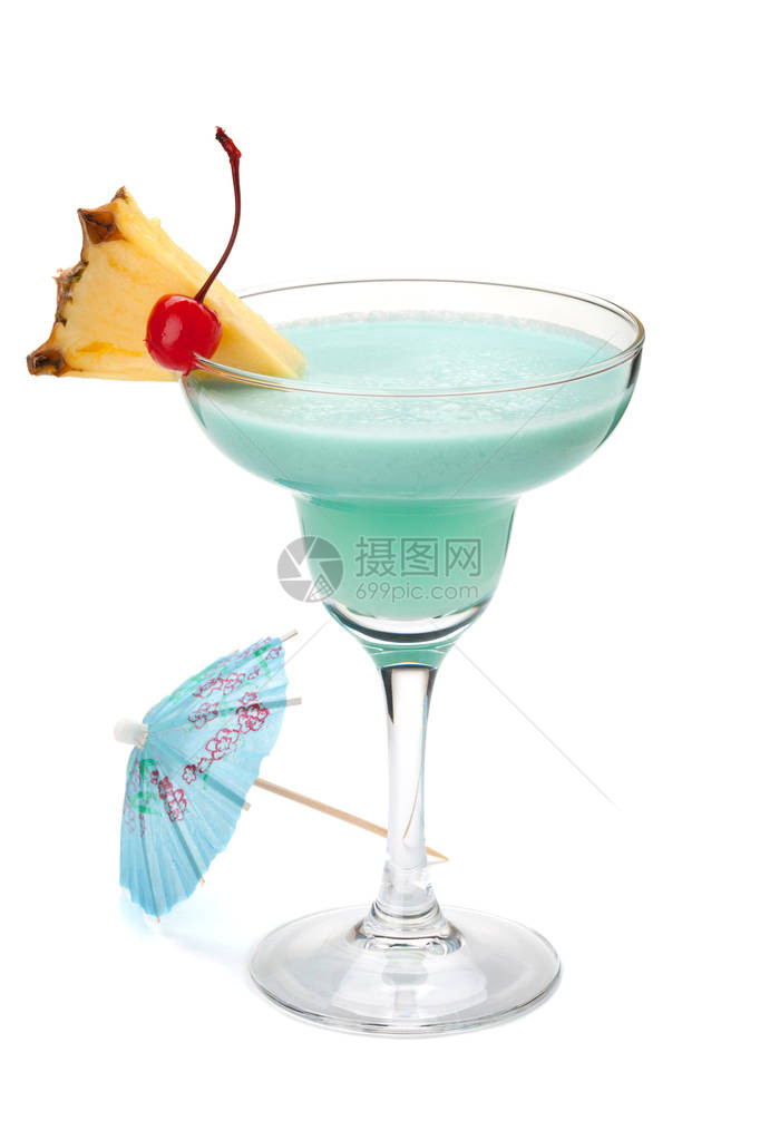 蓝色热带鸡尾酒配菠萝和樱桃被白色隔离图片
