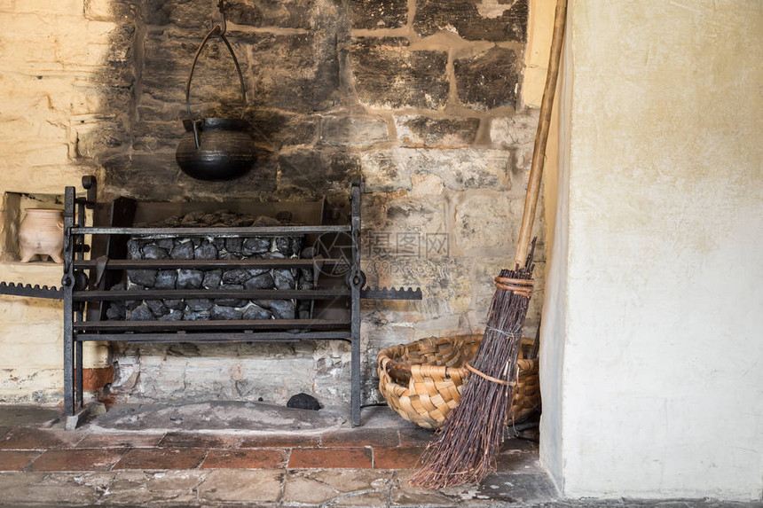 老房子里有扫帚的古老壁炉图片