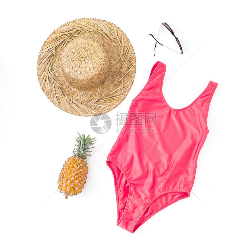 菠萝果太阳眼镜草帽和白色背景的粉色比基尼泳衣的时装成分图片