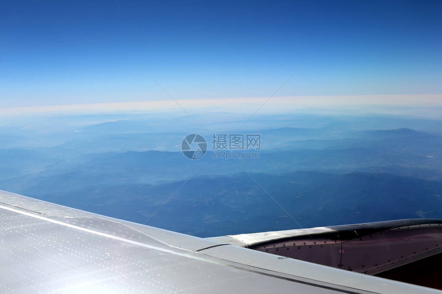飞机翼下的多云天空图片