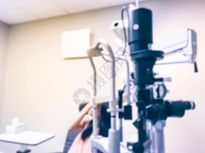 眼部和激光专家等她的光学检查的亚洲女患者被图片