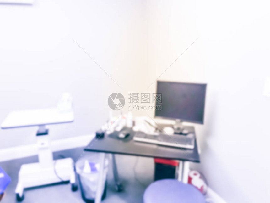 眼科和激光专家诊所桌上的计算机和眼药片图片