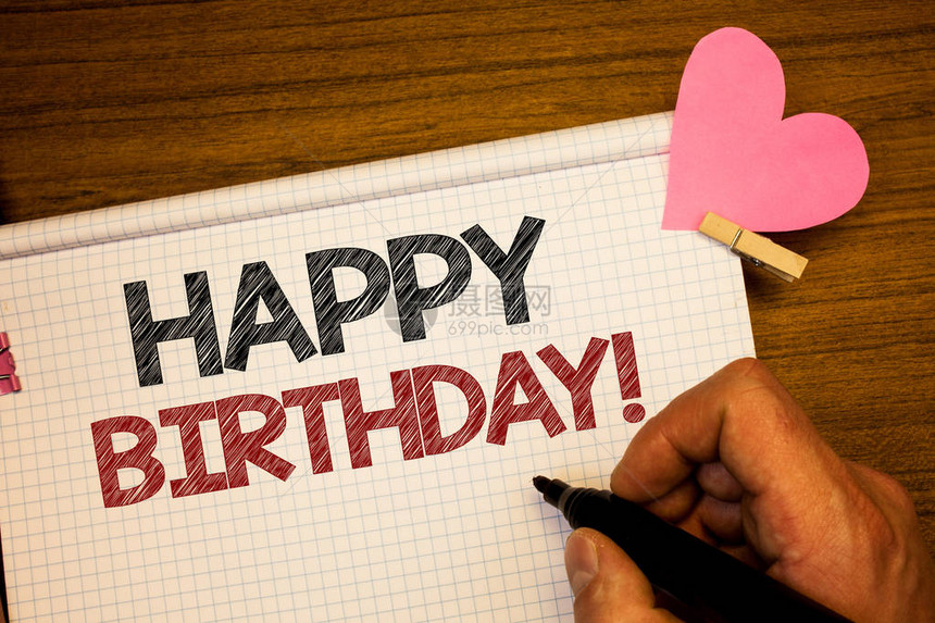 显示生日快乐励志电话的书写笔记商业照片展示祝贺庆祝周年纪念男子手持笔创意笔记本粉红色心形字图片