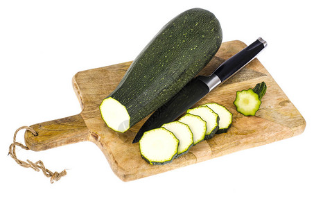 Zucchini在厨房切开板上切片图片