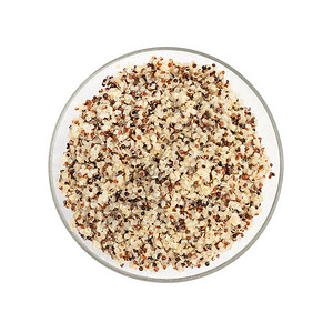 在一个圆玻璃碗中烹煮混合的quinoa种子图片