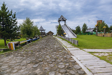 望塔一座木山和一条通向简易家园深背景图片