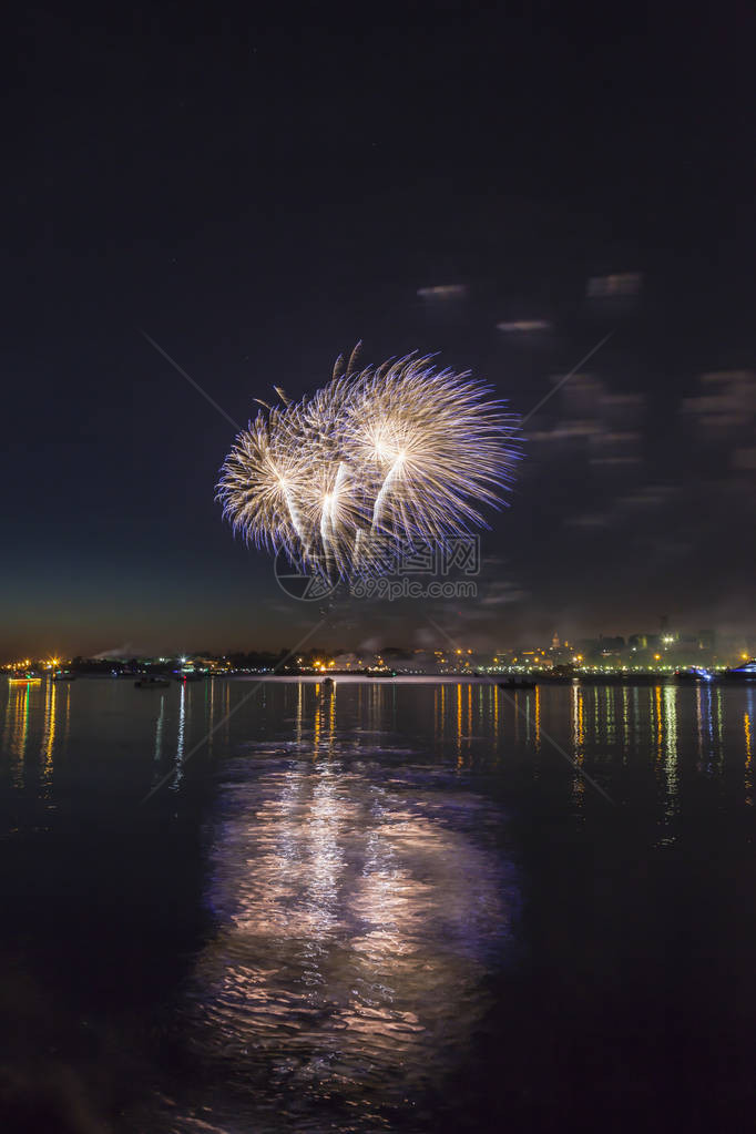 城市背景下河上夜空中的烟花图片