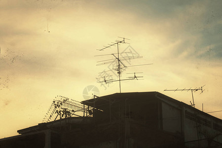 亚洲乡间别墅或家庭乡村剪影在天空背景上呈深色黄金深旧城市图片复古图片