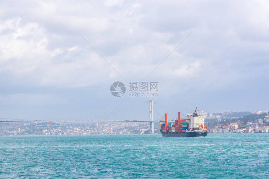 7月15日土耳其伊斯坦布尔Bosphorus航道的烈士桥下大型货轮油或集装箱渡口图片